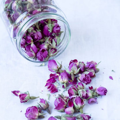 高品質ローズティー。摘み取った薔薇のつぼみを自然乾燥させた華やかな香りのハーブティーで、贈り物やおもてなし用にも人気。株式会社TOMUR DAWAMAT公式通販で販売中