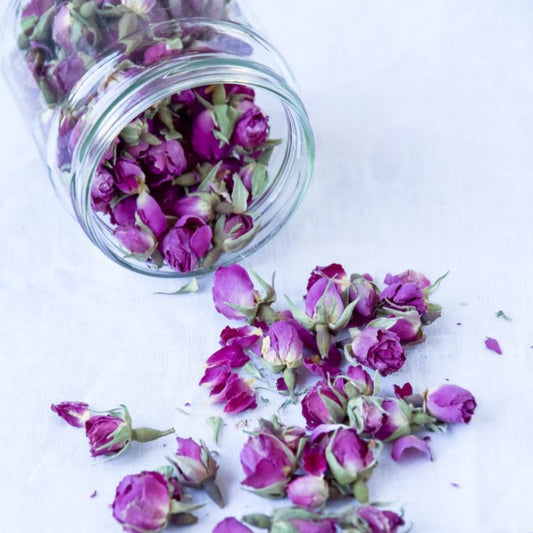 高品質ローズティー。摘み取った薔薇のつぼみを自然乾燥させた華やかな香りのハーブティーで、贈り物やおもてなし用にも人気。株式会社TOMUR DAWAMAT公式通販で販売中